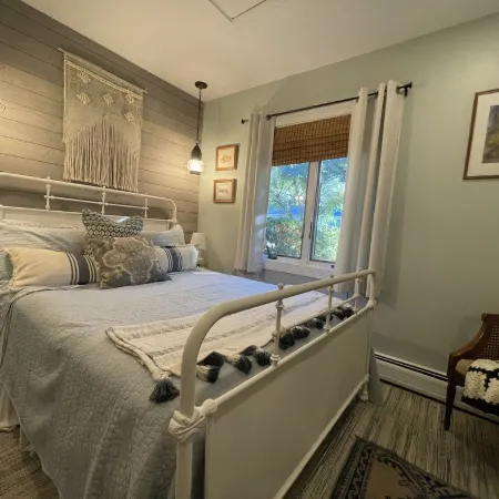 Sea salt cottage on the West Island Hotels in Fairhaven