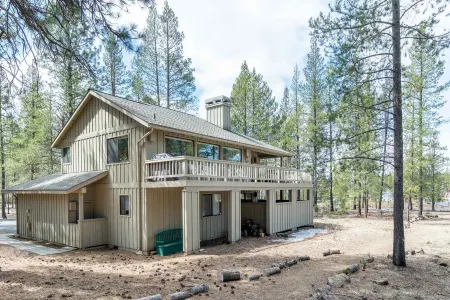 Steps to the SHARC, walk to the Village/Ft Rock, 3 BDR Suites/Hot Tub/Central AC