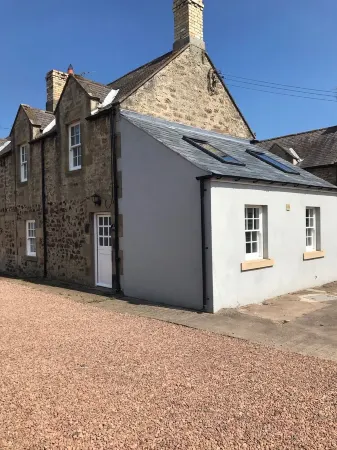 A charming converted millers cottage situated close to Budle Bay & Bamburgh Отели в г. Исингтон