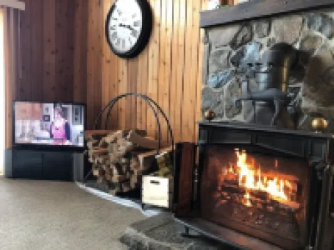 Private Lakefront Log Cabin