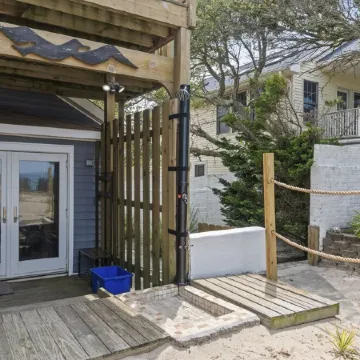 Become a Beach Bum at the Beach Bungalow - Hot Tub, Kayaks, Wi-Fi, & SAND!!!