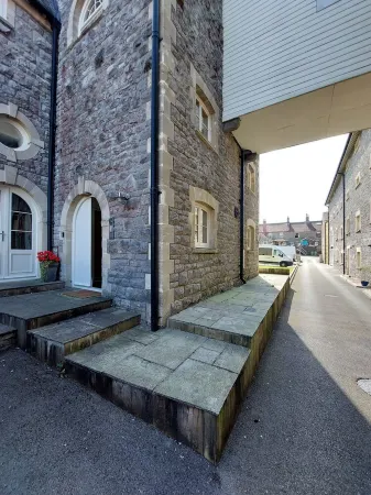 Former showhome with indoor pool & gym Отели в г. Мендип Дистрикт