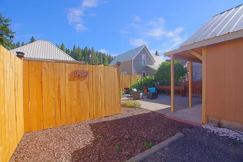 Cascade Getaway - Heart of Cle Elum - Full Kitchen, Private Patio & Pet Friendly