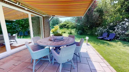 Cozy deluxe vacation home with terrace, garden, parking space and sauna Отели рядом с достопримечательностью «Боркум»