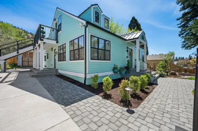 The French Farmhouse at Midtown Manor - Hot Tub!
