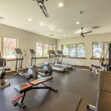 Parks Edge Ski Oasis - 10 minutes to town with gym, hot tub, and pool