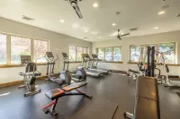 Parks Edge Ski Oasis - 10 minutes to town with gym, hot tub, and pool