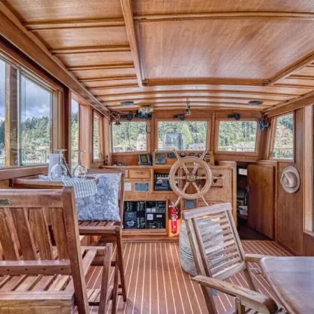 Spacious 46' Yacht: Luxury, kayaks, walk to town