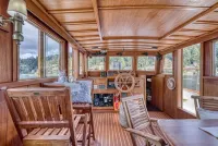 Spacious 46' Yacht: Luxury, kayaks, walk to town