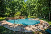 ★Cabin: Pet/Family Friendly, Hot Tub, Large Deck★