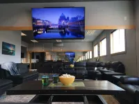 Sleek, modern one bedroom Suite in the heart of Newport. Hotele w: Pend Oreille County
