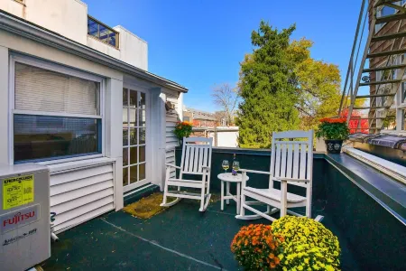 Nassau Condo in the Heart of Princeton w Parking Отели в г. Принстон