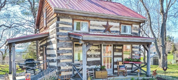Vintage cabin in the ❤️ of Middletown , MD.  Pet friendly and prime location. Hotels in Frederick County