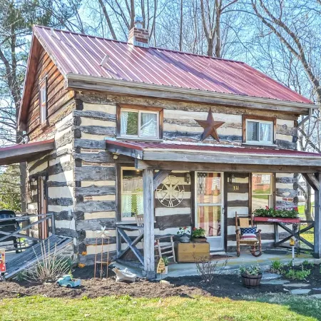 Vintage cabin in the ❤️ of Middletown , MD.  Pet friendly and prime location.