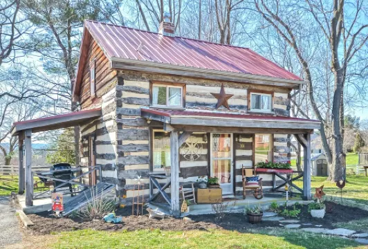 Vintage cabin in the ❤️ of Middletown , MD.  Pet friendly and prime location.