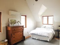 Hiking, incredible mountain views, hot tub, and a chef's kitchen!