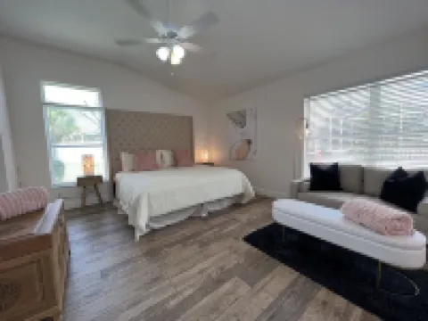 Private Heated Pool and Hottub , Pet Friendly, New Golf Cart , Close to Shopping