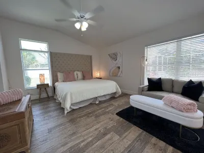 Private Heated Pool and Hottub , Pet Friendly, New Golf Cart , Close to Shopping ALDI 주변 호텔