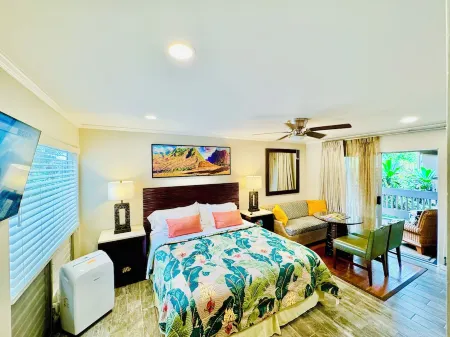 TOTALLY REMODELED Tropical Paradise Studio with A/C & washer/dryer