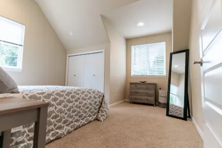 Cozy 2 Bedroom 1 Bath Apartment