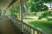 Retreat with Hot Tub, 10 Min to Skiing, Fireplace and Firepit! Hotels in Warwick