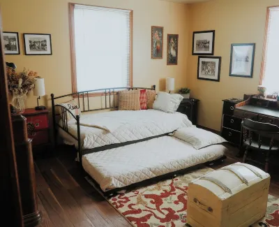 Spacious 5-bedroom house within walking distance of Lambeau Field.