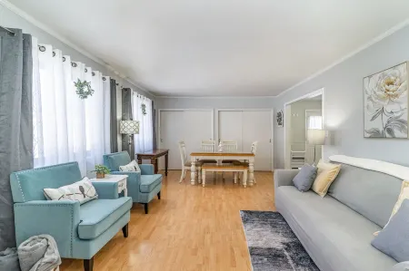 Charming 3-Bed Retreat Perfect for Family, Friends, or Romantic Getaways. 48603