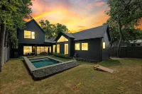 Luxury Escape in Austin’s Iconic Bouldin Creek Perfect Location + Private Pool!