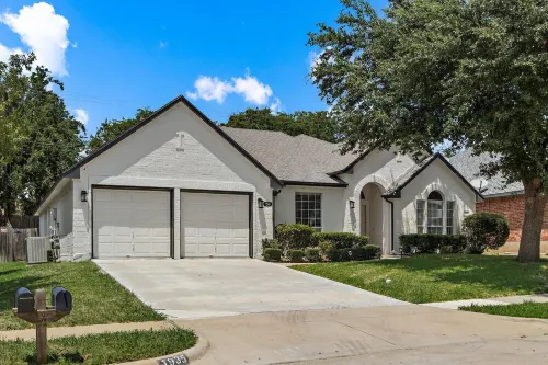 Fully Remodeled 3 bedroom 2 Bath Home Hotels in Mansfield