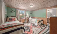 Large Lodge•Sleeps 20• Game Rm •Hot Tub• Golf Nearby • Pontoon • Poker Rm