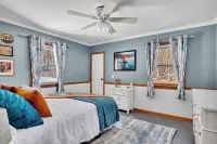 Lakefront Chalet w/ game room 25 min. from skiing & snow tubing. Pet-friendly!