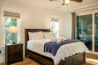 Cozy outdoor living - 10-minute walk to harbor village and ferry terminal.