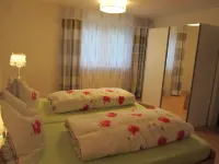 Herrlich an Wald u. Wiesenrand,ruhige Lage. Erdgeschoss, Terrasse ,fam. mit Kind Hotels in Berghaupten