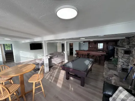 Spacious 5 Bedroom 4 Bathroom Home on Conesus Lake with 100 ft of Lakefront Отели в г. Ливингстон