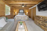 Lakeside Resort Cabin Steps to Table Rock Lake - Minutes to Sdc!