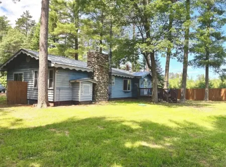 Cozy 3 b/r home w/ quick access to snowmobile trails in the beautiful Northwoods