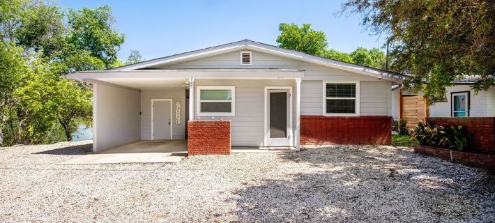 One of a Kind Vintage Lakefront Getaway on Lake Dunlap--W/D, fire pit, 4 tvs Hotels in Guadalupe County