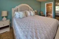 Condo by the Lake! Heated Pool, Walking distance to Lake and Golfing