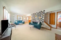 4BedR Sleeps 12  Central Location & Pet-Friendly