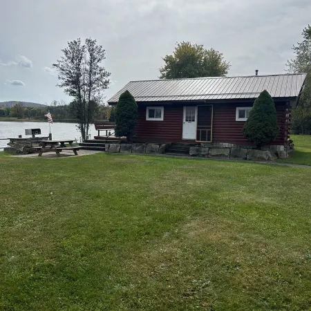 Cozy 2 bedroom cabin on a 20 acre lake
