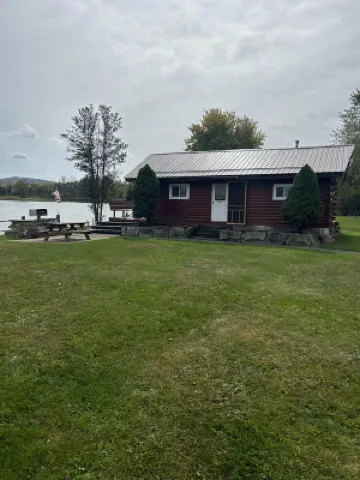 Cozy 2 bedroom cabin on a 20 acre lake