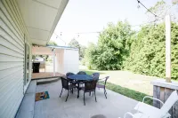 BIG, Cozy, Fun house -blocks from ISU and Uptown