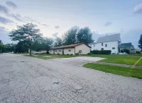 Tis’ Time Hideaway. Just a few blocks from beautiful Lake Erie!