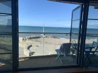 Beachside, stunning apartment with sea and harbour views