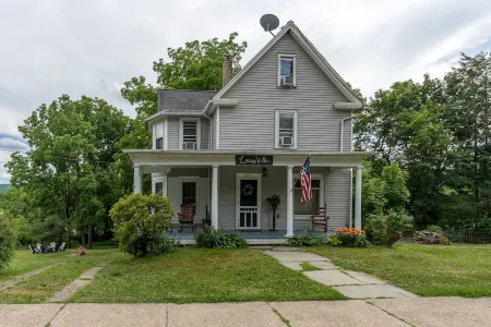 LaceyVilla - Huge home in Endless Mountains Отели в г. Брейнтрим Тауншип