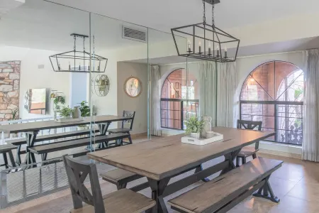 NEW! Hidden mini movie theater, Game room, Putt putt, Pool, & MORE Отели рядом с достопримечательностью «Университет Адвансинг Текнолоджи»