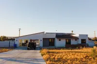Charming Joshua Tree villa, Pool,Spa, Arcade-Game-Theatre Room, Mins to JT park!