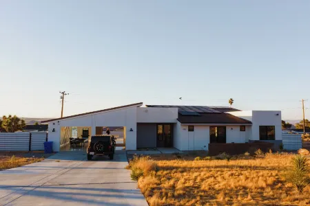 Charming Joshua Tree villa, Pool,Spa, Arcade-Game-Theatre Room, Mins to JT park!