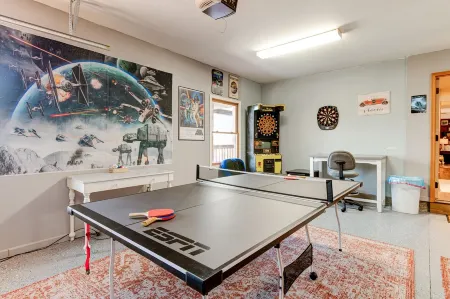 Asheville Mtn Side Cabin-Large Porch-HotTub-Trail-2 Streams-7 Wooded Acres! Отели рядом с достопримечательностью «Бируоллоу Маунтин Трейл»