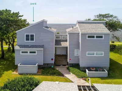 Waterfront Stunning Beach Home with Amazing Sunset Views Các khách sạn gần Life is Good